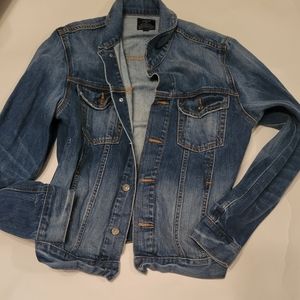 J CREW DEMIN JACKET SIZE SMALL.